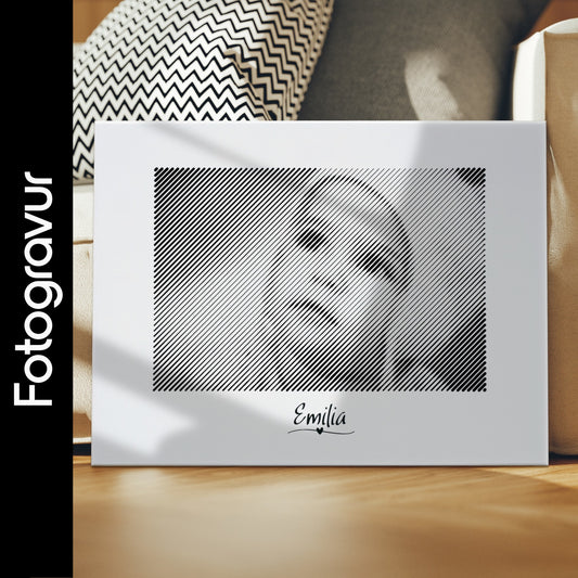 Schwarz-weißes Wandbild im Querformat, als Fotogravur erstellt – das perfekte Fotogeschenk zum Baby für unvergessliche Erinnerungen.