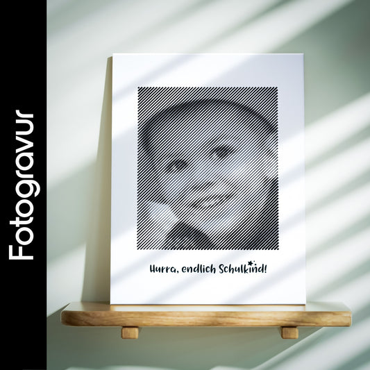 Schwarz-weißes Wandbild im Hochformat, als Fotogravur erstellt – ein wunderbares Fotogeschenk zur Einschulung für bleibende Erinnerungen.