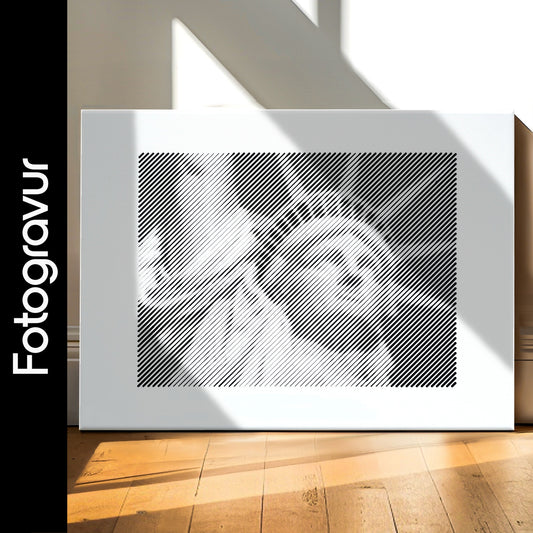 Schwarz-weißes Wandbild im Querformat, als Fotogravur erstellt – ein einzigartiges Fotogeschenk für besondere Momente und Erinnerungen.