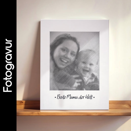 Schwarz-weißes Wandbild im Hochformat, als Fotogravur erstellt – das perfekte Fotogeschenk zum Muttertag für eine bleibende Erinnerung.