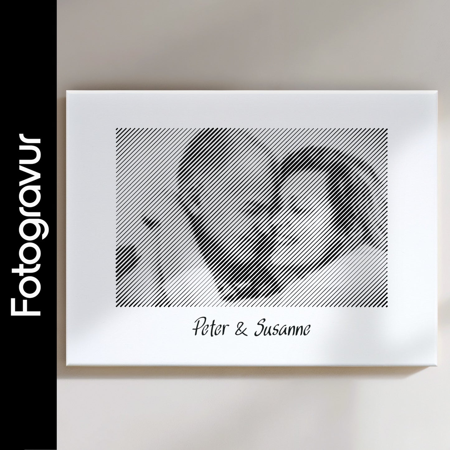 Schwarz-weißes Wandbild im Querformat, als Fotogravur erstellt – ein perfektes Fotogeschenk für Paare, ideal für besondere Anlässe.