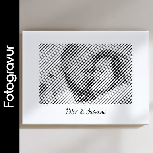 Schwarz-weißes Wandbild im Querformat, als Fotogravur erstellt – ein perfektes Fotogeschenk für Paare, ideal für besondere Anlässe.