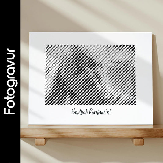 Schwarz-weißes Wandbild im Querformat, als Fotogravur erstellt – ein ideales Fotogeschenk zum Ruhestand für unvergessliche Erinnerungen.