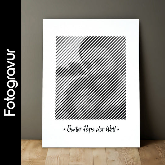 Schwarz-weißes Wandbild im Hochformat, als Fotogravur erstellt – perfektes Fotogeschenk zum Vatertag für eine persönliche Erinnerung.