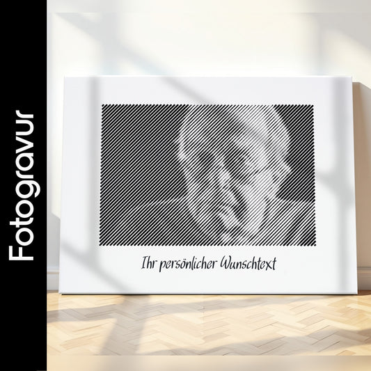 Schwarz-weißes Wandbild im Querformat, als Fotogravur mit Textuntertitelung – ein personalisiertes Fotogeschenk für besondere Anlässe.