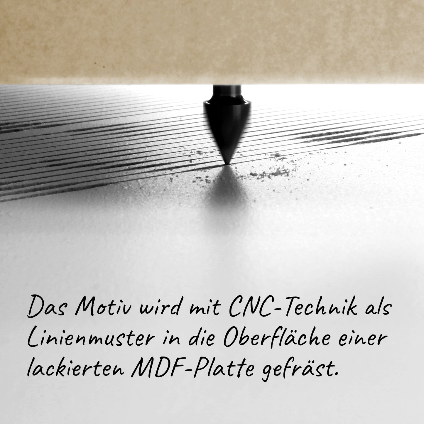Fräser bei der Arbeit: Fotogravur im Halbtonstil wird präzise gefräst – ein einzigartiges Fotogeschenk im Halbtonstil.