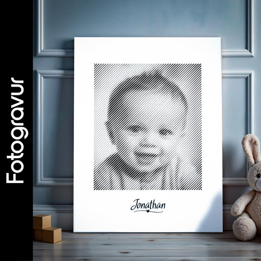 Schwarz-weißes Wandbild im Hochformat, als Fotogravur erstellt – das perfekte Fotogeschenk zum Baby für unvergessliche Erinnerungen.