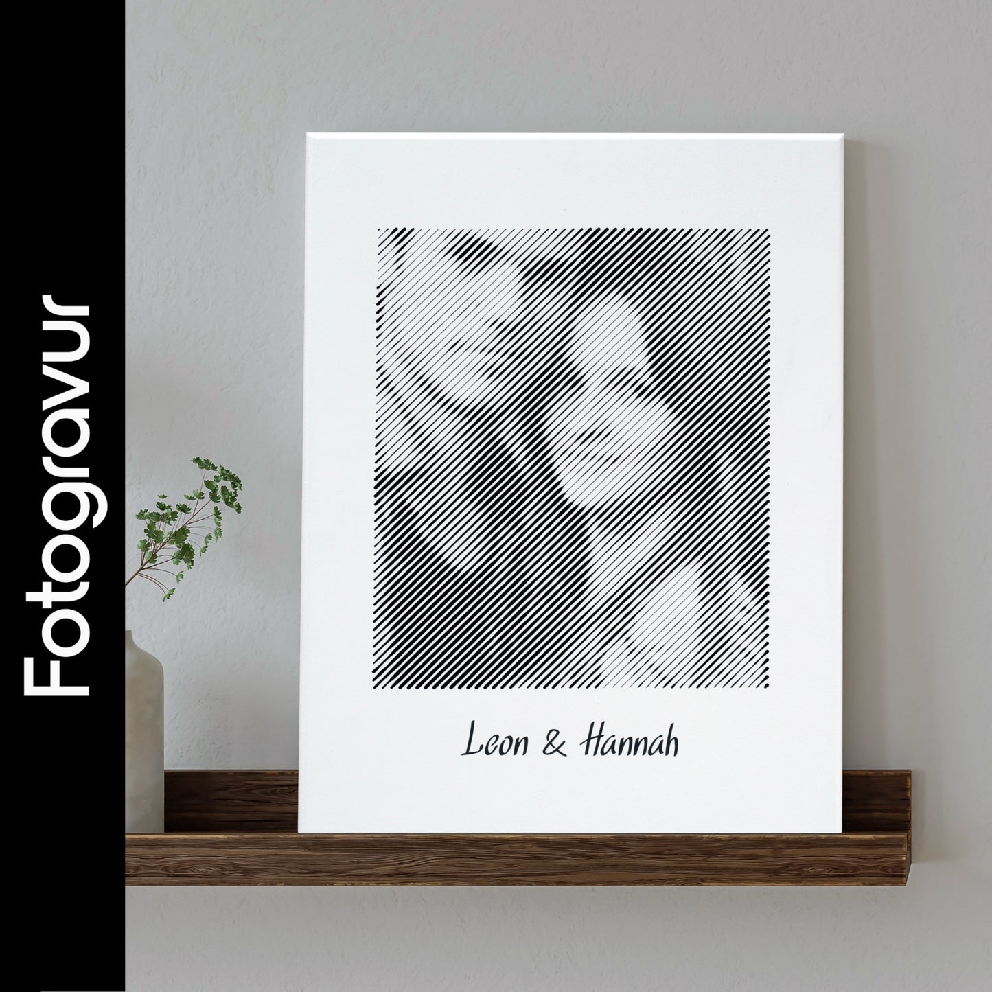 Schwarz-weißes Wandbild im Hochformat, als Fotogravur erstellt – ein perfektes Fotogeschenk für Paare, ideal für besondere Anlässe.