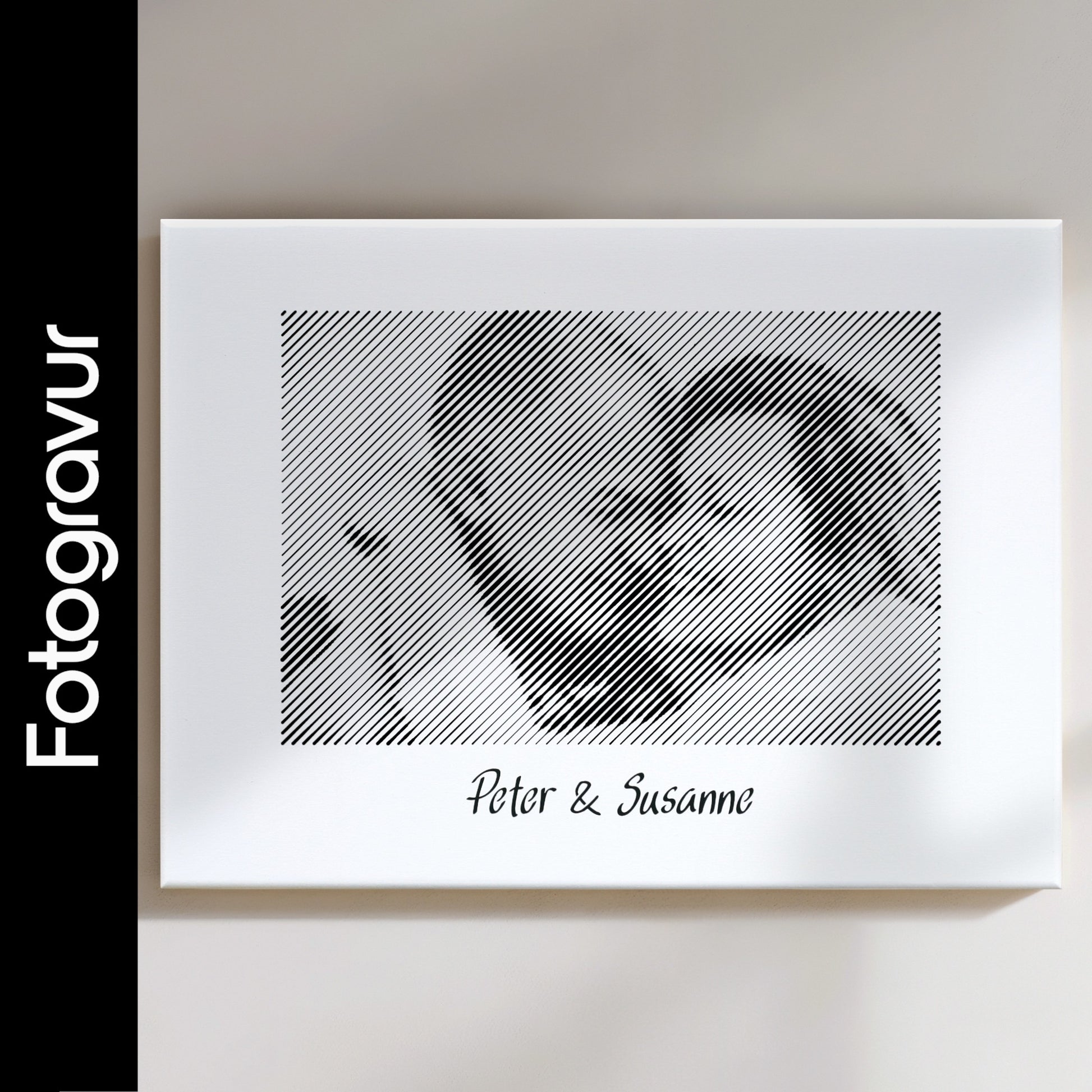 Schwarz-weißes Wandbild im Querformat, als Fotogravur erstellt – ein perfektes Fotogeschenk für Paare, ideal für besondere Anlässe.