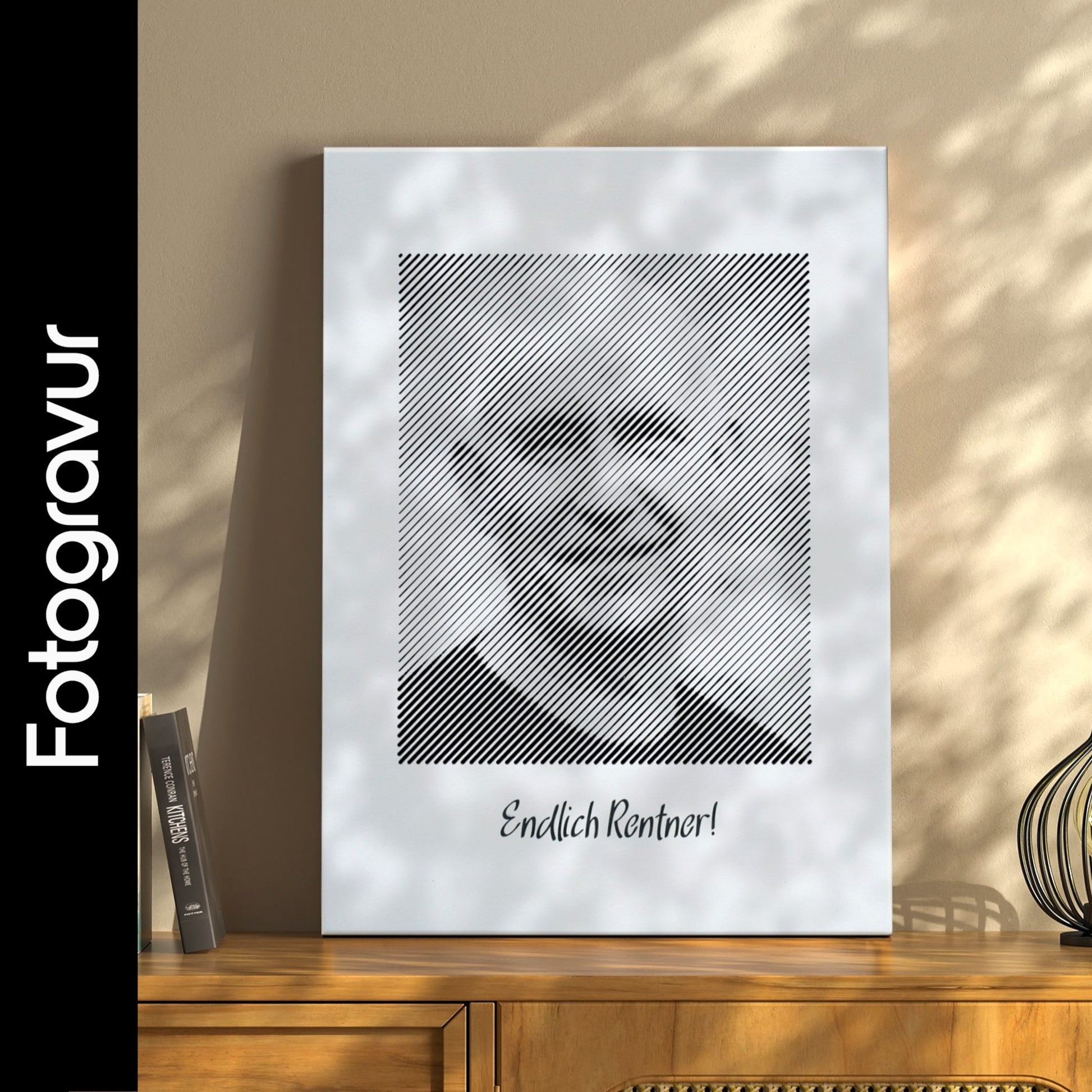 Schwarz-weißes Wandbild im Hochformat, als Fotogravur erstellt – ein ideales Fotogeschenk zum Ruhestand für unvergessliche Erinnerungen.