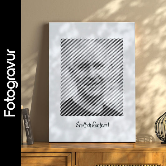 Schwarz-weißes Wandbild im Hochformat, als Fotogravur erstellt – ein ideales Fotogeschenk zum Ruhestand für unvergessliche Erinnerungen.
