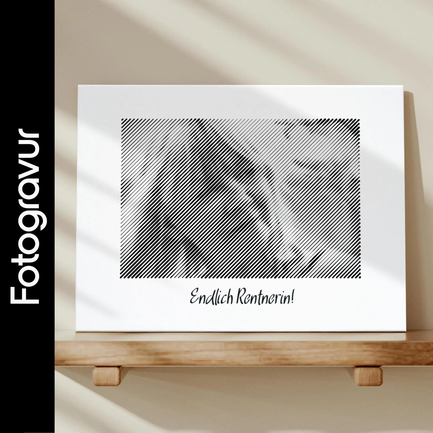 Schwarz-weißes Wandbild im Querformat, als Fotogravur erstellt – ein ideales Fotogeschenk zum Ruhestand für unvergessliche Erinnerungen.