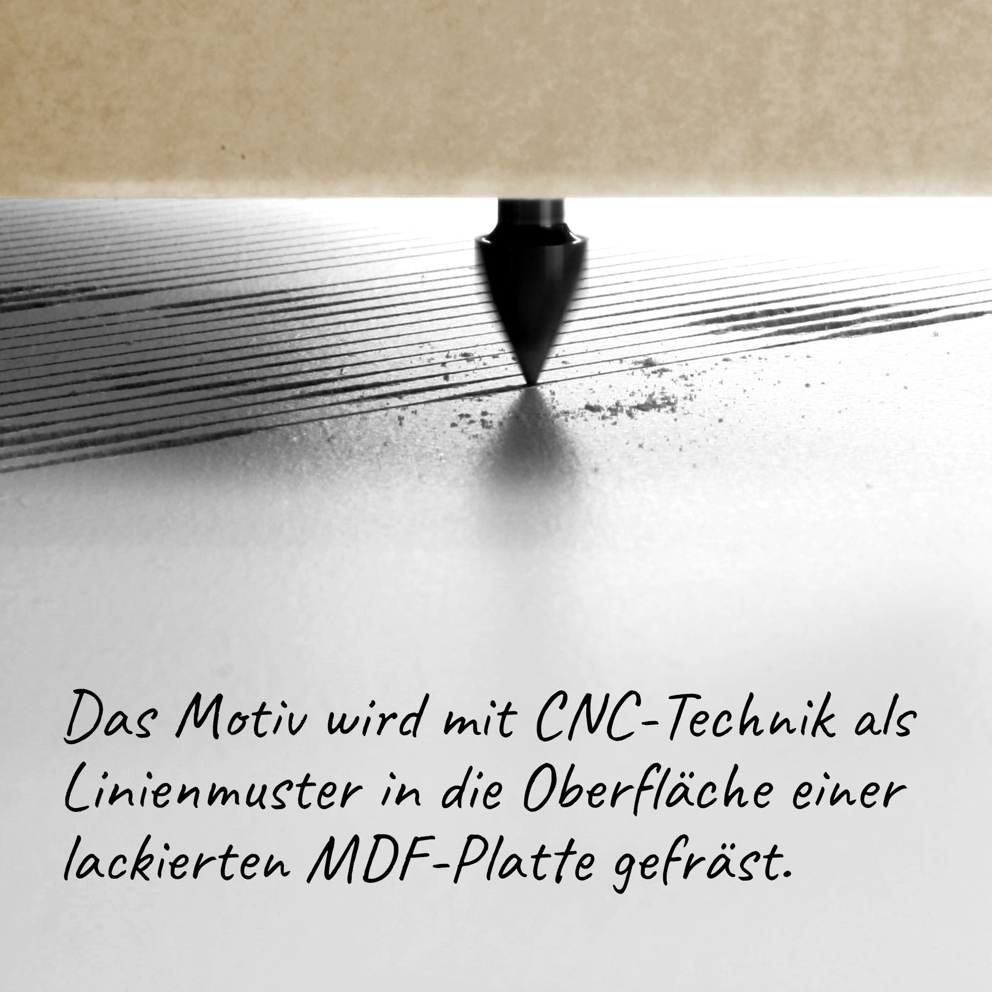 Fräser bei der Arbeit: Fotogravur im Halbtonstil wird präzise gefräst – ein einzigartiges Fotogeschenk im Halbtonstil.