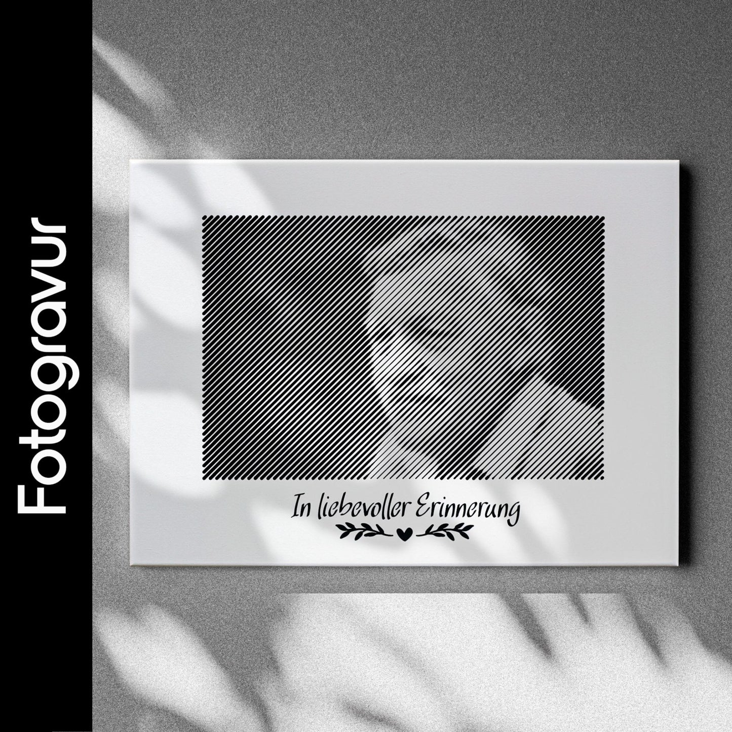 Schwarz-weißes Trauerportrait im Querformat, als Fotogravur erstellt – ein würdevoller und individueller Abschied.