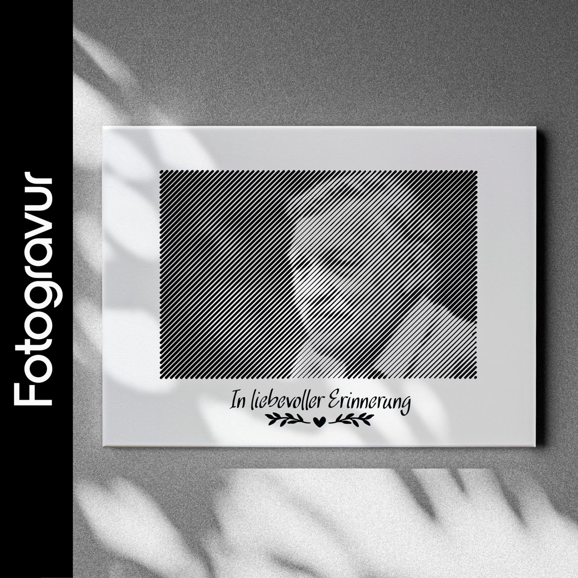 Schwarz-weißes Trauerportrait im Querformat, als Fotogravur erstellt – ein würdevoller und individueller Abschied.