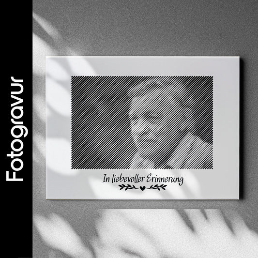Schwarz-weißes Trauerportrait im Querformat, als Fotogravur erstellt – ein würdevoller und individueller Abschied.